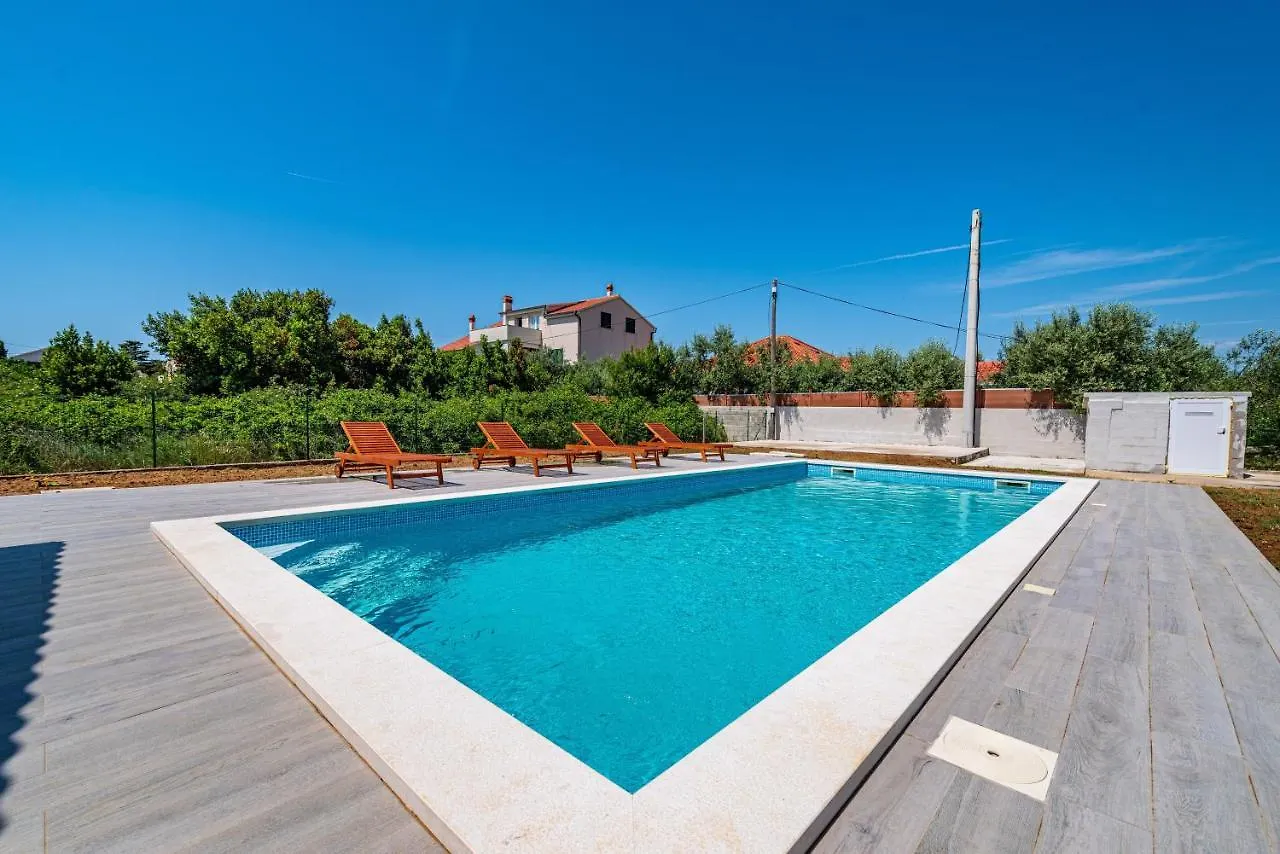 Family Friendly Apartments With A Swimming Pool Nin, Zadar - 18821