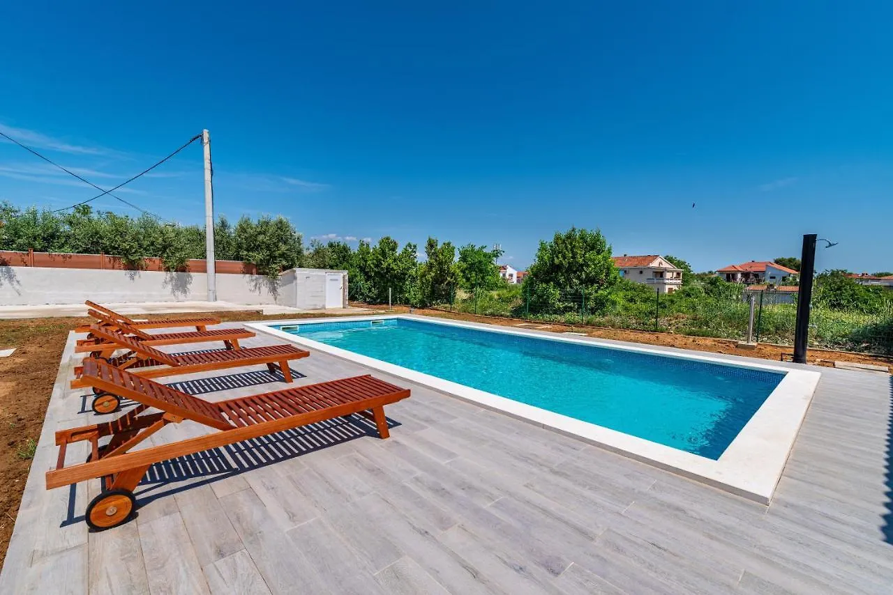Family Friendly Apartments With A Swimming Pool Nin, Zadar - 18821